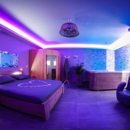 Nuit vip spa sauna privatif Le Rove Esterno foto