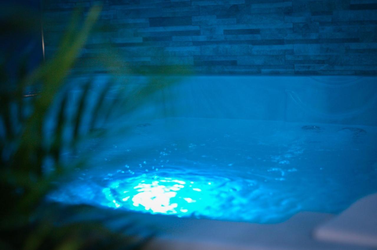 Nuit vip spa sauna privatif Le Rove Esterno foto
