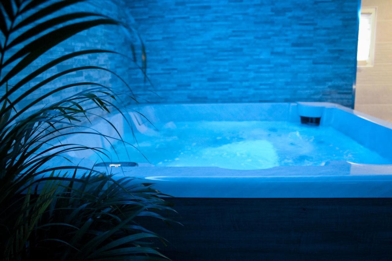 Nuit vip spa sauna privatif Le Rove Esterno foto